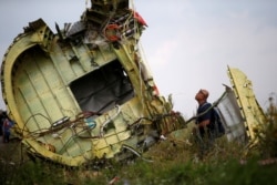 Обломки "Боинга-777" Малазийских авиалиний на месте крушения