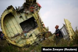 Уламки «Боїнгу-777» Малайзійських авіаліній на місці катастрофи
