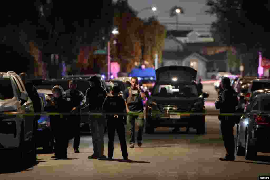 Agenti FBI-ja i policijski službenici ispred kuće povezane s Coleom Tomasom Allenom, osumnjičenim za pucnjavu na večeri Udruženja dopisnika Bijele kuće u Washingtonu.