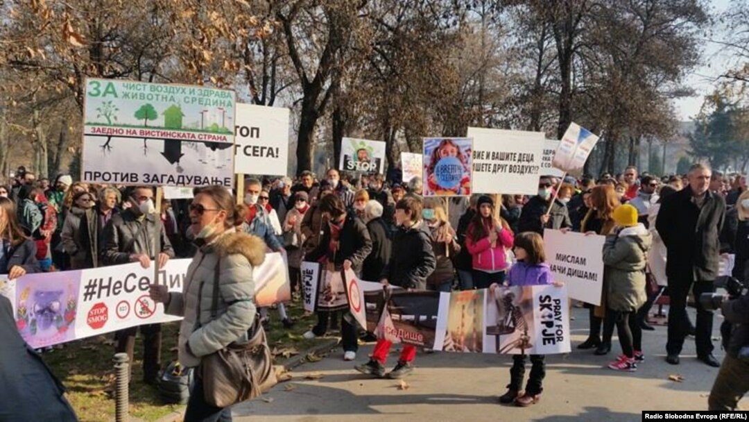 Скопјани протестираат против енормното загадување на воздухот. 
