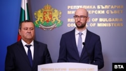 Служебните министри на социалната политика и финансите - Хасам Адемов и Георги Клисурски