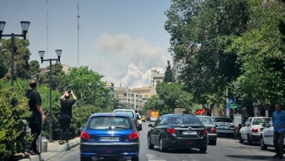 دود ناشی از یکی از بمباران‌های اسرائیل در جریان جنگ ۱۲ روزه با ایران