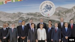 A group photo of the G5 and G8 leaders at the G8 Summit in L'Aquila