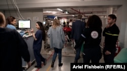 Obilazak ovih prostorija obuhvata brojne odjele. Prostor je skučen, ali doktorica Yardena Koppel kaže da ovdje mogu raditi "neograničeno dugo".