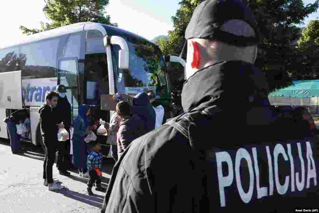 БОСНА И ХЕРЦЕГОВИНА - Мигрантите заглавени на босанската граница со Хрватска го преплавија градот Велика Кладуша. Тамошните жителите се обидуваат да им помогнат, но, исто така, се и загрижени за безбедноста.