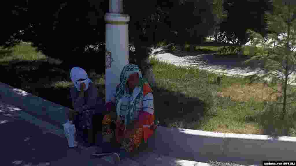 Türkmenabatda doly petiklenme güýje girýär. Köçeler boş. Jemagat hojalygynyň işgäri ýerde otyr.&nbsp; Awgust, 2020.