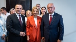 Vasile Tarlev, Irina Vlah și Igor Dodon la CEC, unde au depus actele pentru înregistrarea „Blocului electoral patriotic al socialiștilor, inima și viitorul Moldovei”.