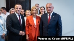Vasile Tarlev, Irina Vlah și Igor Dodon la CEC, unde au depus actele pentru înregistrarea „Blocului electoral patriotic al socialiștilor, inima și viitorul Moldovei”.