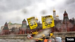 Акция Greenpeace на Москве-реке (6 ноября 2013 года)