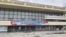 Святковий банер на фасаді музтеатру в Сімферополі. 1 травня 2026 року