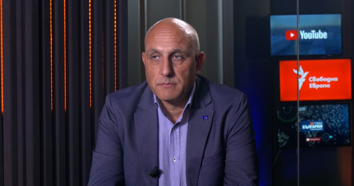 Снимка с Пеевски, опит за ново начало като председател на