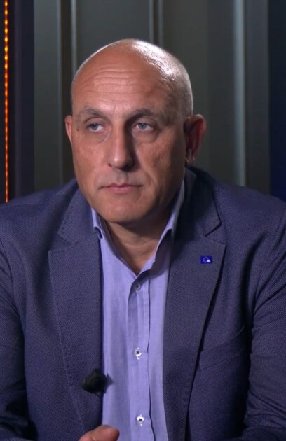 Снимка с Пеевски опит за ново начало като председател на