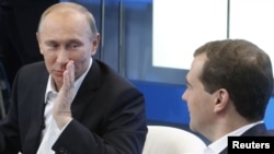 Претседателот Медведев и премиерот Путин 