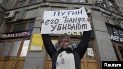 Один із цілої низки одиночних пікетів у центрі столиці Росії. Москва, 19 квітня 2015 року