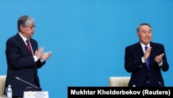 Kazakh President Qasym-Zhomart Toqaev (left) with the previous incumbent, Nursultan Nazarbaev, in 2019. 