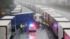 Oko 5.000 kamiondžija i danas je zaglavljeno u čekanju da pređu Lamanš, pošto rezultati testova na korona virus sporo stižu. (Kamioni na autocesti M20 u redu do luke Dover, u blizini Ashforda 23. decembra 2020.)
