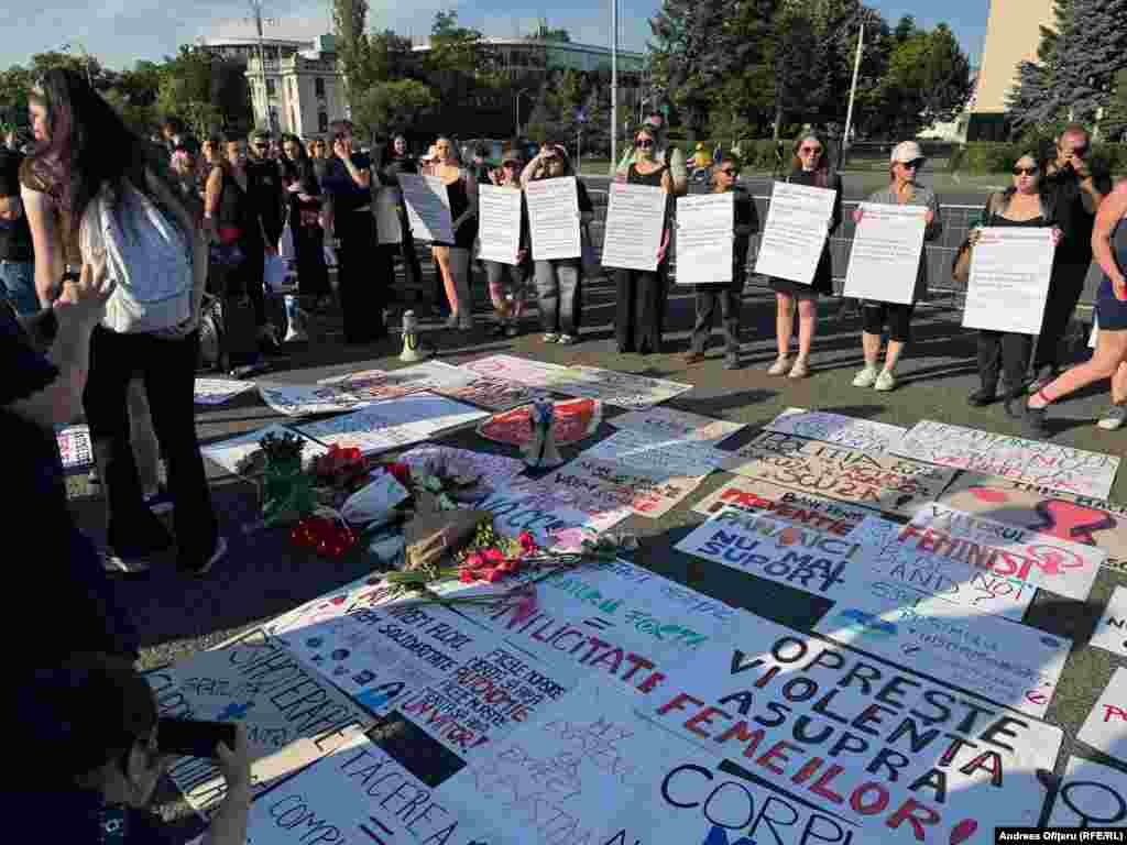Cerințele protestatarilor:- să protejeze toate femeile și fetele în fața violenței;- recunoașterea femicidului prin lege ca infracțiune separată, care să sancționeze crima motivată de ură, împotriva femeilor și incriminarea sa ca infracțiune distinctă- recunoașterea caracterului de ură bazată pe gen;- evaluarea obligatorie a riscului în toate cazurile de violență domestică atât la nivelul parchetelor, cât și al instanțelor;- finanțarea reală și adecvată a serviciilor pentru victime și agresori;- formarea continuă și obligatorie a polițiștilor, procurorilor, judecătorilor, profesioniștilor din sănătate și a asistenților sociali în domeniul violenței de gen;- date centralizate și transparente despre femicide și toate formele de violență de gen;- asigurarea investigării și soluționării cauzelor privind violența de gen într-un termen rezonabil;- supraviețuitoarele violenței de gen să poată înregistra plângere penală împotriva agresorilor fără limită de t