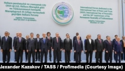 Халықаралық бейтараптық күні мен Түрікменстанның тұрақты бейтараптығының 30 жылдығына арналған форумға келген лидерлер. Ашхабат. 12 желтоқсан 2025 жыл.