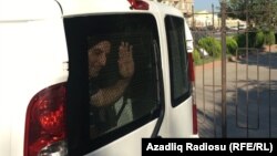 Faiq Əmirli məhkəməyə gətirilərkən