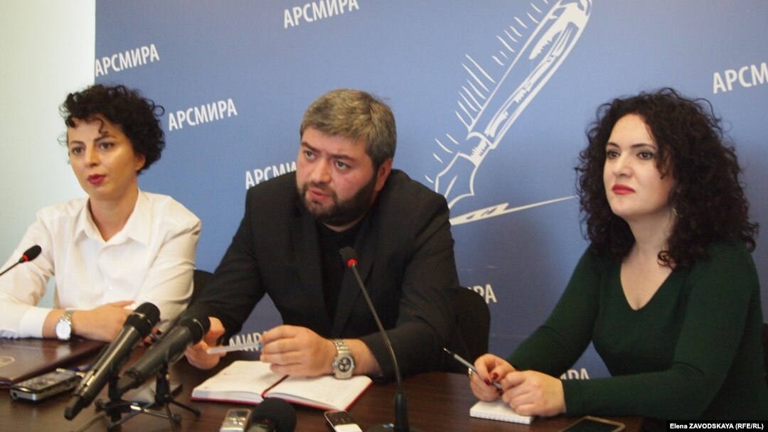 Элана Джопуа (слева) и Астамур Логуа на пресс-конференции