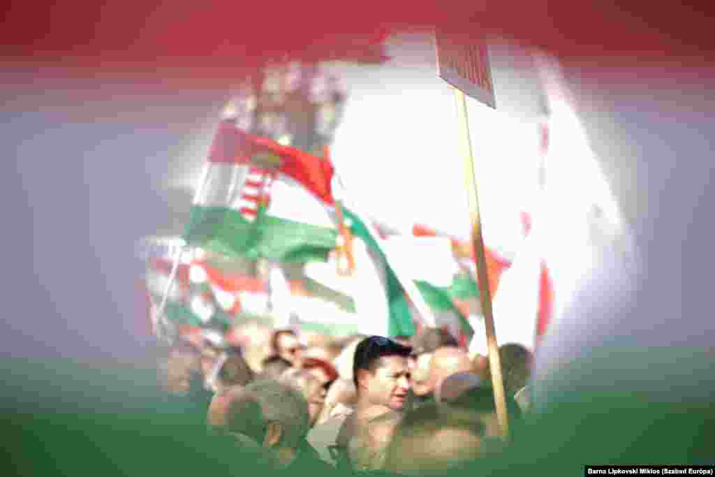 „Éljen Orbán Viktor!”, „Ria-ria-Hungária!” rigmusokat lehetett hallani a Békemenet résztvevőitől úton a Kossuth térre