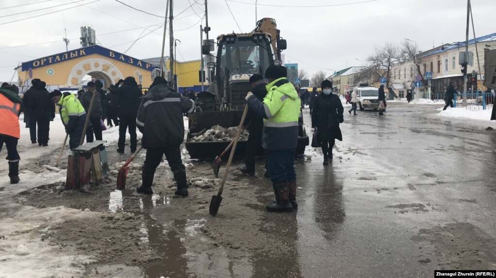 Митинг өтеді деген күні көше тазалығына жауапты мекемелердің де белсенділігі артып кетті. Ақтөбе, 27 наурыз 2021 жыл.