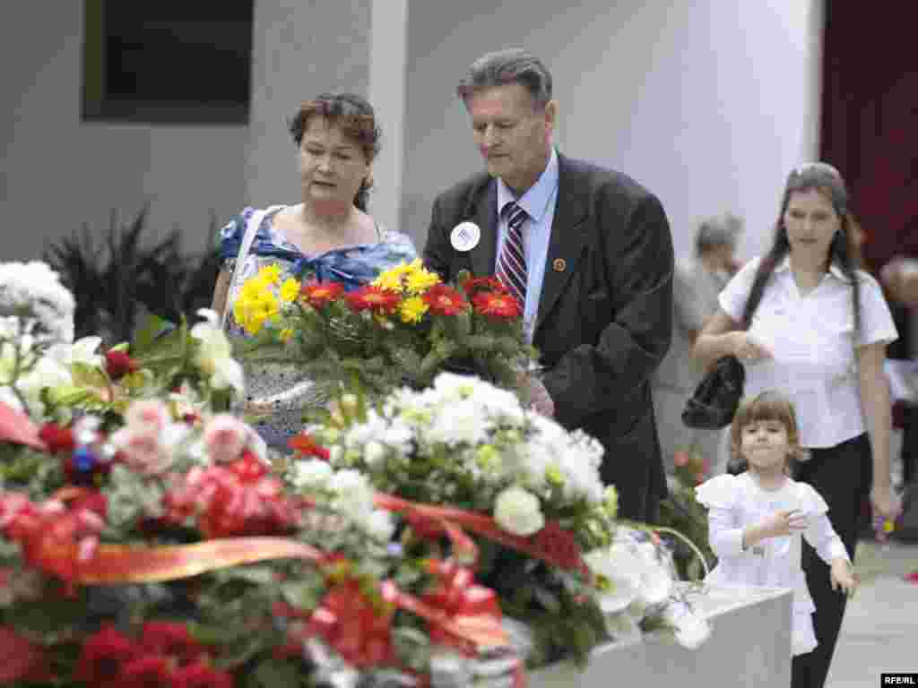 Mnogobrojni građani, poklonici i poštovaoci Josipa Broza Tita obilježili su danas, u Beogradu, 25. maj, Dan mladosti i njegov rođendan. Foto: Vesna Anđić 