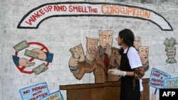 په لاهور کې یوه زده کوونکې پر دېوال د درغلۍ پر ضد انځور جوړوي - انځور له ارشیفه.