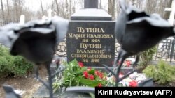 Irina Tsybanyova, 60, left a note on the graves of Putin's parents saying he "behaves awfully" and asking them to "Undertake proper measures." 