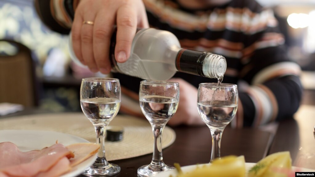 Дар Русия 19 нафар аз нӯшидани арақи бесифат ҷон додаанд