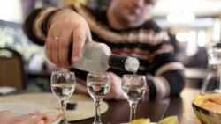 Azərbaycanda araq satışı 12 faiz artıb — Həkim: 'Alkoqoliklər narkomanları 4 dəfə üstələyir'