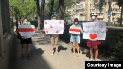 Беларустун Кыргызстандагы элчилигинин алдында өткөн акция. 17-август, 2020-жыл.