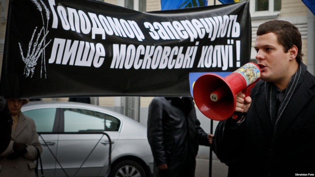 Прихильники ВО «Свобода» пікетують адміністрацію президента, вимагаючи від Віктора Януковича вибачитися за заперечення того, що Голодомор 1932–33 років є геноцидом. Київ, 26 листопада 2010 року