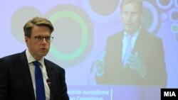 Архива - Евроамбасадорот Самуел Жбогар при предавањето на Извештајот на ЕК за напредокот на земјата. 