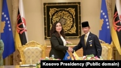Presidentja e Kosovës, Vjosa Osmani me sulltanin dhe kryeministrin e Bruneit, Sultan Haji Hassanal Bolkiah, në Brunei, 5 maj.
