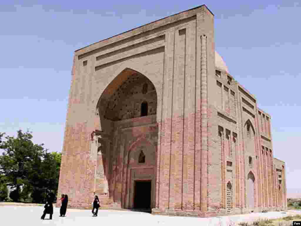 آرامگاه امام محمد غزالی، که در تصاویر می‌بینید نیز در هارونیه است