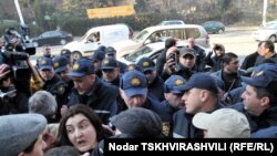 Провоохранители не разрешили сегодня провести акцию тем гражданам, которые намеревались выразить поддержку участникам акции ветеранов, задержанных 3 января