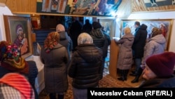 Enoriași la slujba de duminică, oficiată de preotul Florinel Marin de la Mitropolia Basarabiei, 15 februarie 2025.