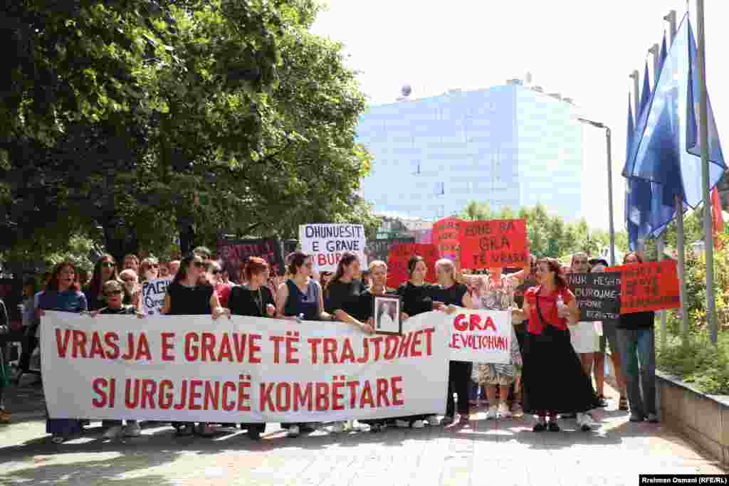 “Vrasja e grave të trajtohet si urgjencë kombëtare” – ishte motoja e protestës që u mbajt në Prishtinë më 28 gusht, ku u kërkua drejtësi për gratë e vrara.