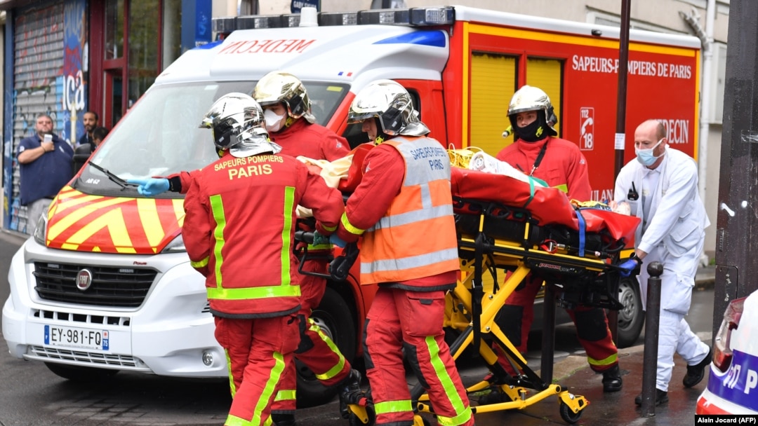 Hitna pomoć pomaže povrijeđenim osobama, Pariz, 25. septembar