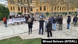 Učesnici protesta u Mostaru s transparentima "Stop femicidu", 10. decembar 2024.