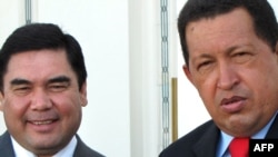 Turkmen President Gurbanguly Berdymukhammedov (left) offered little concrete support for Hugo Chavez's proposal.