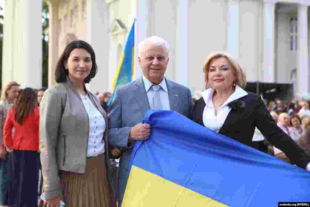 Першы кіраўнік незалежнай Украіны Леанід Краўчук трымае сьцяг разам з украінскай сьпавачкай Аксанай Білозір