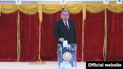Президент Таджикистану Емомалі Рахмон голосує на парламентських виборах 1 березня 2020 року
