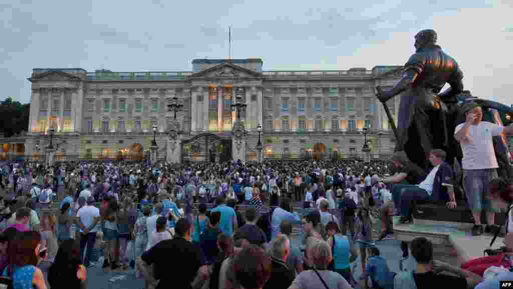 Palača Buckingham, London, 22. juli 2013 Foto: AFP / Will Oliver