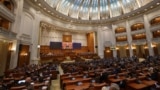 Plenul Parlamentului, reunit pe 23 iunie 2025 pentru votul de învestitură a Guvernului Bolojan. Candidații partidelor pentru funcțiile de miniștri au fost audiați luni dimineață în comisiile de specialitate - toți au primit aviz pozitiv.