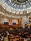 Plenul Parlamentului, reunit pe 23 iunie 2025 pentru votul de învestitură a Guvernului Bolojan. Candidații partidelor pentru funcțiile de miniștri au fost audiați luni dimineață în comisiile de specialitate - toți au primit aviz pozitiv.