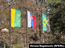 Zastave na ulazu u "Klub Zijin" u Brestovačkoj banji