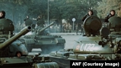 Tancuri ale armatei române în timpul paradei militare de la 23 august 1984.