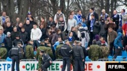 Сутычкі міліцыі з фанатамі на матчы чэмпіянату Беларусі па футболе ў Смаргоні (архіўнае фота)